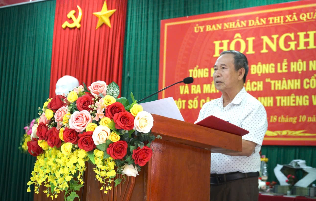 &Ocirc;ng Hồ Thanh Thoan - Ph&oacute; Chủ tịch Hội Văn học Nghệ thuật tỉnh Quảng Trị chia sẻ về tập s&aacute;ch - Ảnh: C.N
